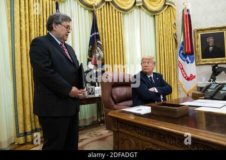 NYTVIRUS -Präsident Donald Trump mit Generalstaatsanwalt William Barr, machen Bemerkungen, bevor sie eine Exekutive Order in der Oval Office, die Facebook, Google und Twitter für die Art und Weise, wie sie Polizei Inhalte online bestrafen wird, Donnerstag, 28. Mai 2020. Foto von Doug Mills/The New York Times/Pool/ABACAPRESS.COM Stockfoto