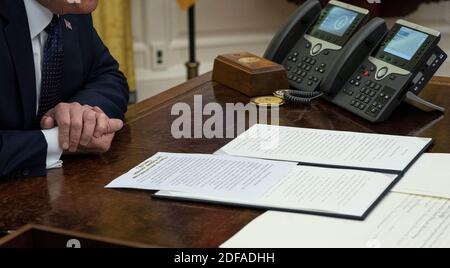 NYTVIRUS -Präsident Donald Trump mit Generalstaatsanwalt William Barr, machen Bemerkungen, bevor sie eine Exekutive Order in der Oval Office, die Facebook, Google und Twitter für die Art und Weise, wie sie Polizei Inhalte online bestrafen wird, Donnerstag, 28. Mai 2020. Foto von Doug Mills/The New York Times/Pool/ABACAPRESS.COM Stockfoto