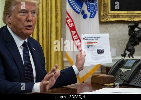 NYTVIRUS -Präsident Donald Trump mit Generalstaatsanwalt William Barr, machen Bemerkungen, bevor sie eine Exekutive Order in der Oval Office, die Facebook, Google und Twitter für die Art und Weise, wie sie Polizei Inhalte online bestrafen wird, Donnerstag, 28. Mai 2020. Foto von Doug Mills/The New York Times/Pool/ABACAPRESS.COM Stockfoto