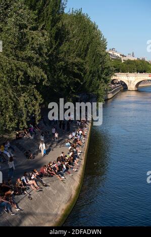 Am 29. Mai 2020 versammeln sich die Menschen am Ufer der seine in Paris, Frankreich. Frankreich begann eine allmähliche Lockerung seiner Lockdown-Maßnahmen und Beschränkungen inmitten der COVID-19 Pandemie. Foto von Aurore Marechal/ABACAPRESS.COM Stockfoto