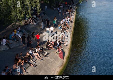 Am 29. Mai 2020 versammeln sich die Menschen am Ufer der seine in Paris, Frankreich. Frankreich begann eine allmähliche Lockerung seiner Lockdown-Maßnahmen und Beschränkungen inmitten der COVID-19 Pandemie. Foto von Aurore Marechal/ABACAPRESS.COM Stockfoto