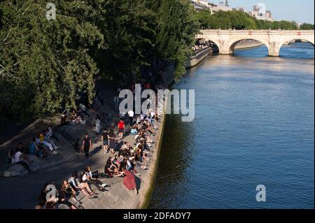 Am 29. Mai 2020 versammeln sich die Menschen am Ufer der seine in Paris, Frankreich. Frankreich begann eine allmähliche Lockerung seiner Lockdown-Maßnahmen und Beschränkungen inmitten der COVID-19 Pandemie. Foto von Aurore Marechal/ABACAPRESS.COM Stockfoto