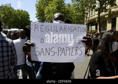 Demonstration von mehreren tausend undokumentierten Migranten, die ihre Regularisierung und die Schließung von administrativen Haftanstalten in Paris, Frankreich, am 30. Mai 2020 forderten. Foto von Georges Darmon/Avenir Pictures/ABACAPRESS.COM Stockfoto