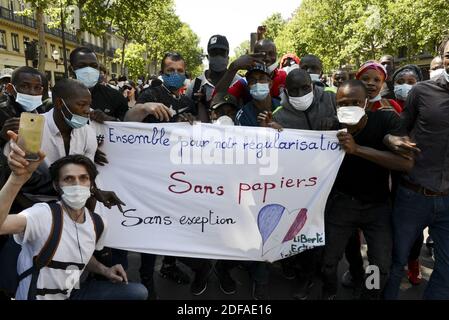 Demonstration von mehreren tausend undokumentierten Migranten, die ihre Regularisierung und die Schließung von administrativen Haftanstalten in Paris, Frankreich, am 30. Mai 2020 forderten. Foto von Georges Darmon/Avenir Pictures/ABACAPRESS.COM Stockfoto