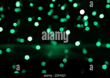 Grüne Glühlampen verwischen Matrix. Defokussierte Hintergrund für Text oder Design eingefügt Stockfoto