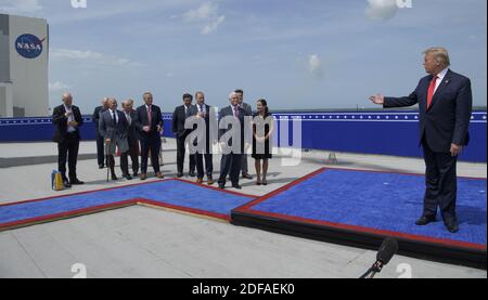 Auf diesem Foto, das von der National Aeronautics and Space Administration (NASA) veröffentlicht wurde, gratuliert US-Präsident Donald J. Trump dem NASA-Administrator Jim Bridenstine, Hand auf Brust, An der Operations Support Building II nach dem Start einer SpaceX Falcon 9 Rakete trägt die Firma Crew Dragon Raumschiff auf NASAâÂ € Â™s SpaceX Demo-2-Mission mit NASA-Astronauten Robert Behnken und Douglas Hurley an Bord, Samstag, 30. Mai 2020, bei NASAâÂ € Â™s Kennedy Space Center in Florida. NASAâÂ € Â™s SpaceX Demo-2-Mission ist der erste Start mit Astronauten der SpaceX Crew Dragon Raumschiff und F Stockfoto