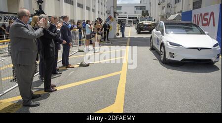 Auf diesem Foto veröffentlicht von der National Aeronautics and Space Administration (NASA), NASA Kennedy Space Center Associate Director, Management Burt Summerfield; Links, Kennedy Space Center Director Bob Cabana; Kennedy Space Center Deputy Director Janet Petro; NASA Deputy Administrator Jim Morhard; Und NASA-Administrator Jim Bridenstine Welle als NASA-Astronauten Douglas Hurley und Robert Behnken verlassen die Neil A. Armstrong Operations und Checkout Building für Launch Complex 39A an Bord der SpaceX Crew Dragon Raumschiff für die Demo-2-Mission starten, Samstag, 30. Mai 2020, bei NASAâÂ € Â™s Kennedy Sp Stockfoto