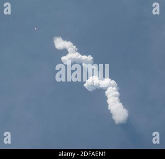 In diesem Foto, das von der National Aeronautics and Space Administration (NASA) veröffentlicht wurde, wird EINE SpaceX Falcon 9 Rakete mit der Crew Dragon Raumsonde der Firma auf der NASA-Mission SpaceX Demo-2 zur Internationalen Raumstation mit den NASA-Astronauten Robert Behnken und Douglas Hurley an Bord gestartet, Samstag, 30. Mai 2020, Im Kennedy Space Center der NASA in Florida. Die Demo-2-Mission ist der erste Start mit Astronauten der Raumsonde SpaceX Crew Dragon und Falcon 9-Rakete zur Internationalen Raumstation im Rahmen des Commercial Crew Program der Agentur. Der Testflug dient als End-to-End Stockfoto