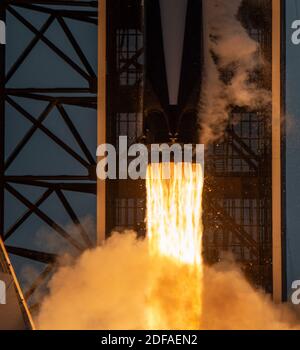 In diesem Foto, das von der National Aeronautics and Space Administration (NASA) veröffentlicht wurde, wird eine SpaceX Falcon 9 Rakete mit der Crew Dragon Raumsonde der Firma auf der NASA-Mission SpaceX Demo-2 zur Internationalen Raumstation mit den NASA-Astronauten Robert Behnken und Douglas Hurley an Bord gestartet, Samstag, 30. Mai 2020, Im Kennedy Space Center der NASA in Florida. Die Demo-2-Mission ist der erste Start mit Astronauten der Raumsonde SpaceX Crew Dragon und Falcon 9-Rakete zur Internationalen Raumstation im Rahmen des Commercial Crew Program der Agentur. Der Testflug dient als End-to-End Stockfoto
