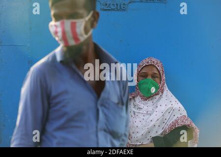 Eine Frau aus Bangladesch wartet auf die Fähre, während sie in ihre Heimatstadt am Sadarghat Launch Terminal in Dhaka, Bangladesch, reist, 31. Mai 2020. Die Regierung Bangladeschs erlaubte den Betrieb aller Büros, Unternehmen und Transporte ab Sonntag in begrenztem Umfang wieder aufzunehmen, zu einer Zeit, in der das Land vor dem schlimmsten Kampf mit dem tödlichen COVID-19 steht. Foto von Suvra Kanti das/ABACAPRESS.COM Stockfoto