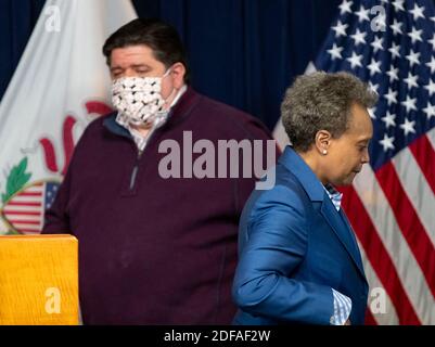 KEIN FILM, KEIN VIDEO, KEIN Fernsehen, KEIN DOKUMENTARFILM - Chicago Mayor Lori Lightfoot spricht zusammen mit Illinois Gov. J.B. Pritzker im Thompson Center am Sonntag, den 31. Mai 2020, am Tag nach den Protesten, führte zu weit verbreiteten Schäden in der Innenstadt von Chicago. Foto von Brian Cassella/Chicago Tribune/TNS/ABACAPRESS.COM Stockfoto