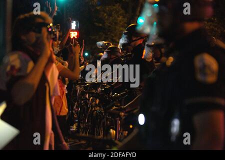 Demonstranten kollidieren mit der Polizei während eines Protests in Washington, D.C., USA, am Montag, 1. Juni 2020, nach dem Tod eines unbewaffneten schwarzen Mannes in den Händen der Minnesota Polizei am 25. Mai 2020. Mehr als 200 aktive Militärpolizisten wurden nach dreitägigen Protesten nach Washington D.C. entsandt. Foto von Stefani Reynolds / CNP/ABACAPRESS.COM Stockfoto