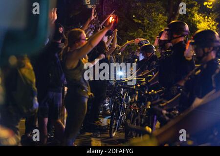 Demonstranten kollidieren mit der Polizei während eines Protests in Washington, D.C., USA, am Montag, 1. Juni 2020, nach dem Tod eines unbewaffneten schwarzen Mannes in den Händen der Minnesota Polizei am 25. Mai 2020. Mehr als 200 aktive Militärpolizisten wurden nach dreitägigen Protesten nach Washington D.C. entsandt. Foto von Stefani Reynolds / CNP/ABACAPRESS.COM Stockfoto