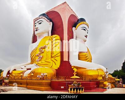 KYAIK WORTSPIEL PAYA ist 4 sitzen BUDDHA-Statuen schauen in vier Richtungen - BAGO, MYANMAR Stockfoto