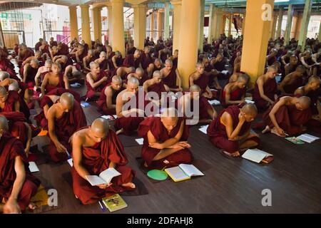 BUDDHISTISCHE Mönche den heiligen Schriften an KHA KHAT WAIN KYAUNG - BAGO, MYANMAR Stockfoto