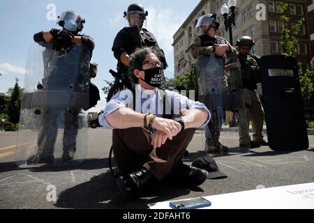 Ein Mitglied des Klerus sitzt auf einem Boden während eines Protests gegen den Tod in Minneapolis Sorgerecht von George Floyd, in der Nähe des Weißen Hauses in Washington am 3. Juni 2020. Foto von Yuri Gripas/ABACAPRESS.COM Stockfoto