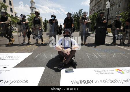 Ein Mitglied des Klerus sitzt auf einem Boden während eines Protests gegen den Tod in Minneapolis Sorgerecht von George Floyd, in der Nähe des Weißen Hauses in Washington am 3. Juni 2020. Foto von Yuri Gripas/ABACAPRESS.COM Stockfoto