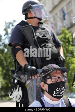 Ein Mitglied des Klerus sitzt auf einem Boden während eines Protests gegen den Tod in Minneapolis Sorgerecht von George Floyd, in der Nähe des Weißen Hauses in Washington am 3. Juni 2020. Foto von Yuri Gripas/ABACAPRESS.COM Stockfoto