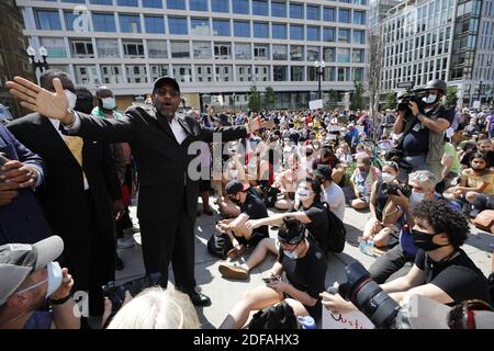 Ein Mitglied des Klerus spricht Demonstranten während eines Protests gegen den Tod in Minneapolis Gewahrsam von George Floyd, in der Nähe des Weißen Hauses in Washington am 3. Juni 2020. Foto von Yuri Gripas/ABACAPRESS.COM Stockfoto