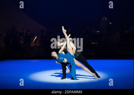 Hamburg, Deutschland. Dezember 2020. Die Tänzer Anna Laudere und Edvin Revazov stehen auf der Bühne während einer Fotoprobe des Stückes ''Beethoven-Projekt II'', dem neuen Ballett von John Neumeier an Ludwig van Beethoven an der Hamburgischen Staatsoper. Quelle: Daniel Reinhardt/dpa/Alamy Live News Stockfoto