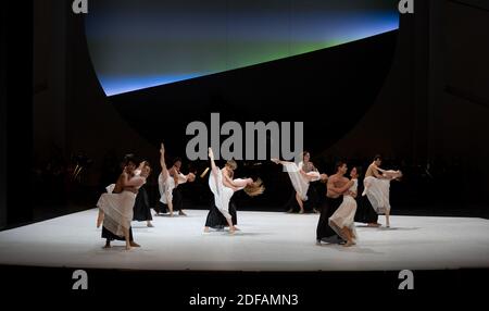Hamburg, Deutschland. Dezember 2020. Tänzer sind auf der Bühne während einer Fotoprobe des Stücks ''Beethoven Project II'', dem neuen Ballett von John Neumeier an Ludwig van Beethoven an der Hamburgischen Staatsoper. Quelle: Daniel Reinhardt/dpa/Alamy Live News Stockfoto