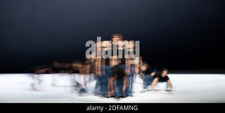 Hamburg, Deutschland. Dezember 2020. Tänzer sind auf der Bühne während einer Fotoprobe des Stücks ''Beethoven Project II'', dem neuen Ballett von John Neumeier an Ludwig van Beethoven an der Hamburgischen Staatsoper. Quelle: Daniel Reinhardt/dpa/Alamy Live News Stockfoto