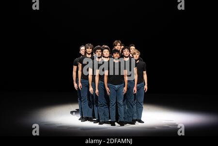Hamburg, Deutschland. Dezember 2020. Tänzer sind auf der Bühne während einer Fotoprobe des Stücks ''Beethoven Project II'', dem neuen Ballett von John Neumeier an Ludwig van Beethoven an der Hamburgischen Staatsoper. Quelle: Daniel Reinhardt/dpa/Alamy Live News Stockfoto
