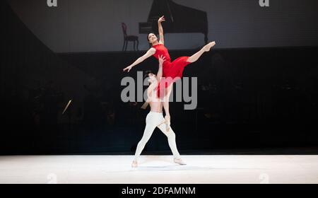 Hamburg, Deutschland. Dezember 2020. Die Tänzer Madoka Sugai und Alexandr Trusch sind auf der Bühne während einer Fotoprobe des Stückes ''Beethoven-Projekt II'', dem neuen Ballett von John Neumeier an Ludwig van Beethoven an der Hamburgischen Staatsoper. Quelle: Daniel Reinhardt/dpa/Alamy Live News Stockfoto