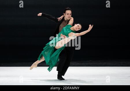 Hamburg, Deutschland. Dezember 2020. Die Tänzer Madoka Sugai und Nicolas Gläsmann stehen auf der Bühne während einer Fotoprobe des Stückes ''Beethoven-Projekt II'', dem neuen Ballett von John Neumeier an Ludwig van Beethoven an der Hamburgischen Staatsoper. Quelle: Daniel Reinhardt/dpa/Alamy Live News Stockfoto