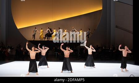 Hamburg, Deutschland. Dezember 2020. Tänzer sind auf der Bühne während einer Fotoprobe des Stückes "Beethoven Project II", dem neuen Ballett von John Neumeier an Ludwig van Beethoven an der Hamburgischen Staatsoper. Quelle: Daniel Reinhardt/dpa/Alamy Live News Stockfoto