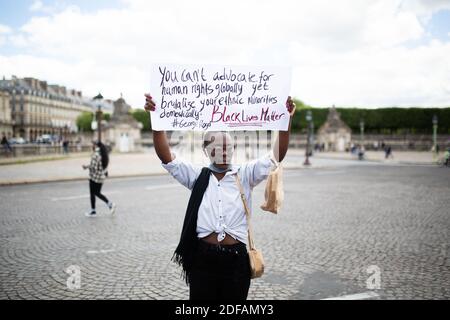 Eine schwarze Frau hält ein Zeichen Black Lives Matter. Am 6. Juni 2020 versammeln sich Menschen auf dem Place de la Concorde in der Nähe des US-Botschaftsgeländes in Paris im Rahmen von weltweiten Protesten gegen Rassismus und Polizeibrutalität nach dem Tod von George Floyd, Ein unbewaffneter schwarzer Mann, der getötet wurde, während er von der Polizei in Minneapolis, USA, festgenommen wurde. Die Polizei Verbot die Kundgebung sowie eine ähnliche zweite auf dem Champ de Mars Park gegenüber dem Eiffelturm heute, sagte, dass die Veranstaltungen über soziale Netzwerke ohne offizielle Ankündigung oder Konsultation organisiert wurden. Aber am 2. Juni, eine weitere verbotene Kundgebung in Paris Stockfoto