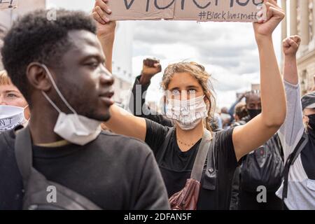 Ein Protestler trägt eine Maske mit der Aufschrift 'Ich kann nicht atmen'. Demonstranten versammeln sich vor der US-Botschaft beim Aufruf der Black African Defence League (Ligue de Défense Noire Africaine) zum Gedenken an George Floyd und zum Protest gegen Rassismus. Paris, Frankreich, 6. Juni 2020. Foto von Florent Bardos/ABACAPRESS.COM Stockfoto