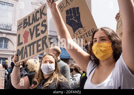 Ein Protestler trägt eine Maske mit der Aufschrift 'Ich kann nicht atmen'. Demonstranten versammeln sich vor der US-Botschaft beim Aufruf der Black African Defence League (Ligue de Défense Noire Africaine) zum Gedenken an George Floyd und zum Protest gegen Rassismus. Paris, Frankreich, 6. Juni 2020. Foto von Florent Bardos/ABACAPRESS.COM Stockfoto