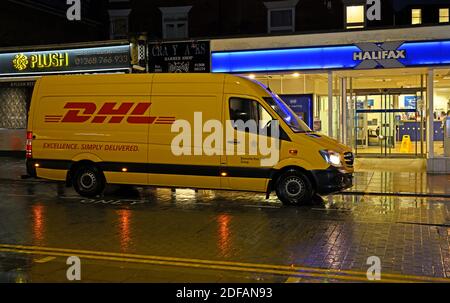 DHL-Lieferwagen vor der Halifax in der Wickford High Street, Essex. VEREINIGTES KÖNIGREICH Stockfoto