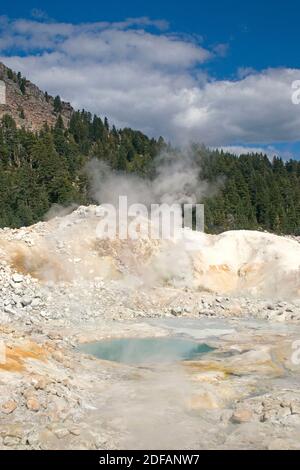 Geothermischer Aktivität schafft Schwefel heißen Pools bei BUMPASS HELL in LASSEN Nationalpark - CALIFORNIA Stockfoto