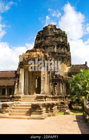 Der Eintritt in Angkor Wat, erbaut im 12. Jahrhundert von Suryavarman dem 2., ist das erste Beispiel für klassische Kymer-Konstruktion - Kambodscha Stockfoto