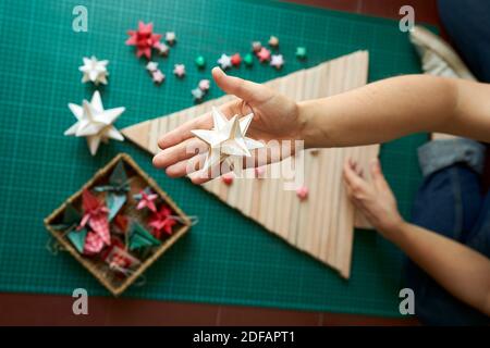 Bunte Weihnachtsbaum Arrangement mit Holz und Papier Minimal Silvester Saisonkonzept. Urlaub Grußkarte. Stockfoto
