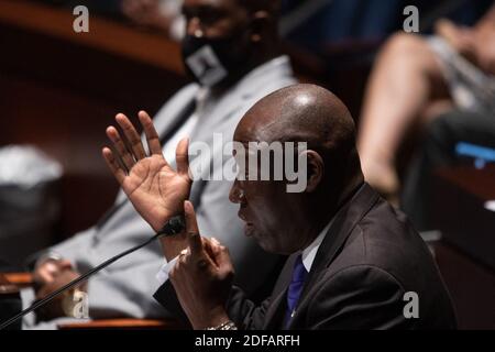 Benjamin Crump, Bürgerrechtsanwalt, der die Familie George Floyds vertritt, bezeugt während einer Anhörung des Justizausschusses des Repräsentantenhauses zum Thema "Polizeipraktiken und Rechenschaftspflicht bei der Strafverfolgung" am 10. Juni 2020 auf dem Capitol Hill in Washington D.C.. Foto von Graeme Jennings/Pool/ABACAPRESS.COM Stockfoto