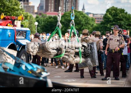 KEIN FILM, KEIN VIDEO, KEIN TV, KEIN DOKUMENTARFILM - KEIN FILM, KEIN VIDEO, KEIN TV, KEIN DOKUMENTARFILM - EIN Abschleppwagen entfernt die Christopher Columbus Statue, nachdem sie von Aktivisten vor dem Minnesota State Capitol in St. Paul, Minn gestürzt wurde., am Mittwoch, 10. Juni 2020. Foto von Leila Navidi/Minneapolis Star Tribune/TNS/ABACAPRESS.COM Stockfoto