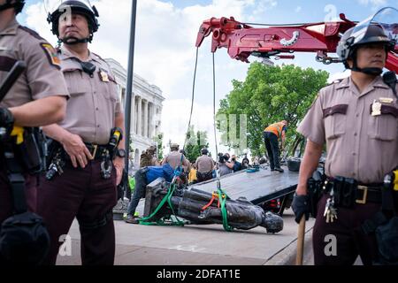 KEIN FILM, KEIN VIDEO, KEIN TV, KEIN DOKUMENTARFILM - KEIN FILM, KEIN VIDEO, KEIN TV, KEIN DOKUMENTARFILM - Minnesota State Troopers umgeben die Statue von Christopher Columbus, nachdem sie von einem Abschleppwagen vor dem Minnesota State Capitol in St. Paul, Minn., gestürzt und weggenommen wurde. Am Mittwoch, den 10. Juni 2020. Foto von Leila Navidi/Minneapolis Star Tribune/TNS/ABACAPRESS.COM Stockfoto
