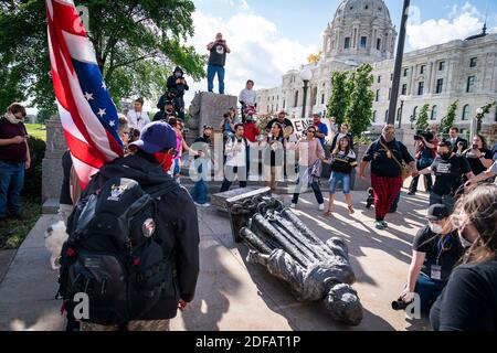 KEIN FILM, KEIN VIDEO, KEIN Fernsehen, KEIN DOKUMENTARFILM - KEIN FILM, KEIN VIDEO, KEIN Fernsehen, KEIN DOKUMENTARFILM - die Menschen tanzen im Kreis um die Christopher Columbus Statue, nachdem sie von Aktivisten vor dem Minnesota State Capitol in St. Paul, Minn., am Mittwoch, 10. Juni 2020 gestürzt wurde. Foto von Leila Navidi/Minneapolis Star Tribune/TNS/ABACAPRESS.COM Stockfoto