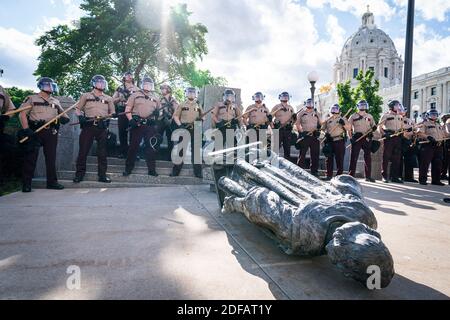 KEIN FILM, KEIN VIDEO, KEIN TV, KEIN DOKUMENTARFILM - KEIN FILM, KEIN VIDEO, KEIN TV, KEIN DOKUMENTARFILM - Minnesota State Troopers umgeben die Statue von Christopher Columbus, nachdem sie gestürzt wurde und bevor sie von einem Abschleppwagen wegtransportiert werden konnte, Vor dem Minnesota State Capitol in St. Paul, Minn., am Mittwoch, 10. Juni 2020. Foto von Leila Navidi/Minneapolis Star Tribune/TNS/ABACAPRESS.COM Stockfoto