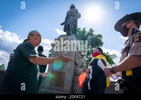 KEIN FILM, KEIN VIDEO, KEIN TV, KEIN DOKUMENTARFILM - KEIN FILM, KEIN VIDEO, KEIN TV, KEIN DOKUMENTARFILM - Mike Forcia, links, spricht mit einem Minnesota State Trooper über die sichere Einnahme der Statue von Christopher Columbus nach unten ohne Verhaftungen, vor dem Minnesota State Capitol in St. Paul, Minn., Am Mittwoch, den 10. Juni 2020. Foto von Leila Navidi/Minneapolis Star Tribune/TNS/ABACAPRESS.COM Stockfoto
