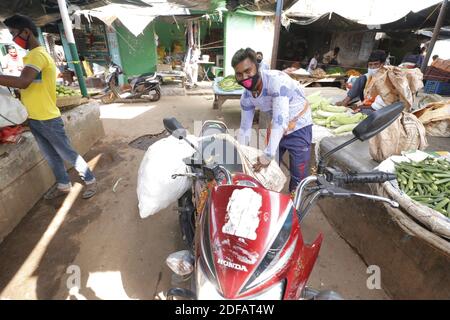 Verkäufer auf dem vegetablen Markt beobachteten am 11. Juni 2020 alle Normen von Unlock-1 bei Meena Bazaar Sabji Mandi bei Deoghar in Jharkhand, Indien. Foto von Anshuman Akash/ABACAPRESS.COM Stockfoto