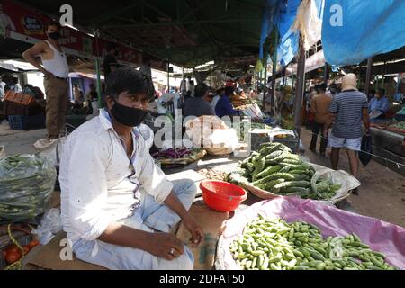 Verkäufer auf dem vegetablen Markt beobachteten am 11. Juni 2020 alle Normen von Unlock-1 bei Meena Bazaar Sabji Mandi bei Deoghar in Jharkhand, Indien. Foto von Anshuman Akash/ABACAPRESS.COM Stockfoto