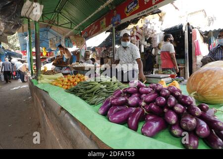 Verkäufer auf dem vegetablen Markt beobachteten am 11. Juni 2020 alle Normen von Unlock-1 bei Meena Bazaar Sabji Mandi bei Deoghar in Jharkhand, Indien. Foto von Anshuman Akash/ABACAPRESS.COM Stockfoto