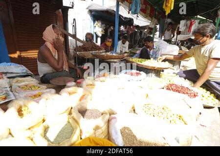 Verkäufer auf dem vegetablen Markt beobachteten am 11. Juni 2020 alle Normen von Unlock-1 bei Meena Bazaar Sabji Mandi bei Deoghar in Jharkhand, Indien. Foto von Anshuman Akash/ABACAPRESS.COM Stockfoto