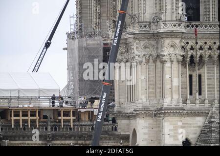 Blick vom Pariser Rathaus der Arbeit auf der Kathedrale Notre-Dame, in Paris, Frankreich am 10. Juni 2020. Die Arbeiter beginnen offiziell mit der Entfernung und Demontage des feuerbeschädigten Gerüsts auf der Kathedrale, das während des Feuers am 15. April 2019, der Notre-Dame durchriss, zusammenschmolz. Foto von Eliot Blondt/ABACAPRESS.COM Stockfoto