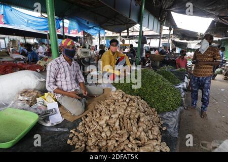 Verkäufer auf dem vegetablen Markt beobachteten am 11. Juni 2020 alle Normen von Unlock-1 bei Meena Bazaar Sabji Mandi bei Deoghar in Jharkhand, Indien. Foto von Anshuman Akash/ABACAPRESS.COM Stockfoto