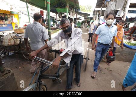 Verkäufer auf dem vegetablen Markt beobachteten am 11. Juni 2020 alle Normen von Unlock-1 bei Meena Bazaar Sabji Mandi bei Deoghar in Jharkhand, Indien. Foto von Anshuman Akash/ABACAPRESS.COM Stockfoto